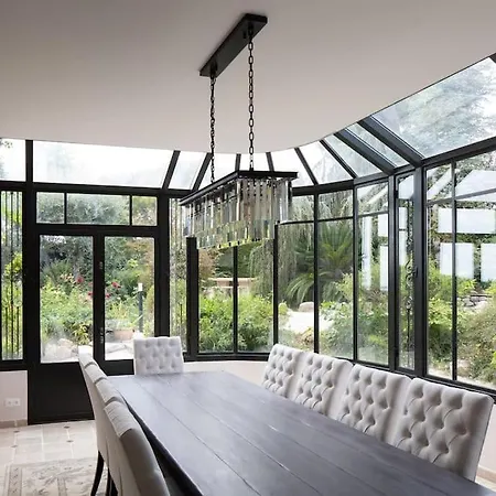Luxury 5 Bedroom, 4 Bathroom In